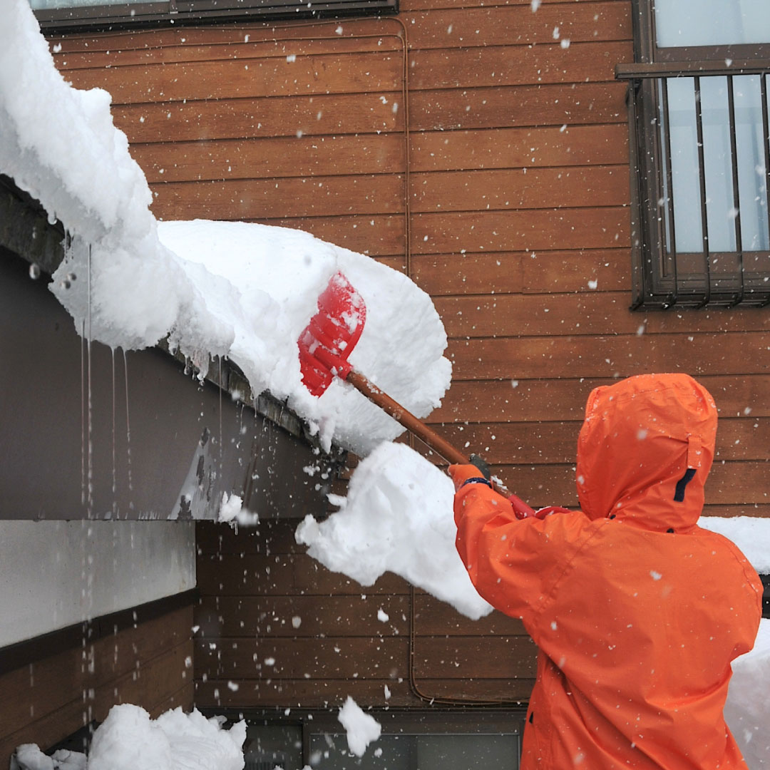 山形県屋根の雪下ろしサービス【最短60分以内で急行可能！】 ｜  【公式】不用品回収なら山形片付け110番｜粗大ゴミ回収・ゴミ屋敷・遺品整理など24時間受付中！