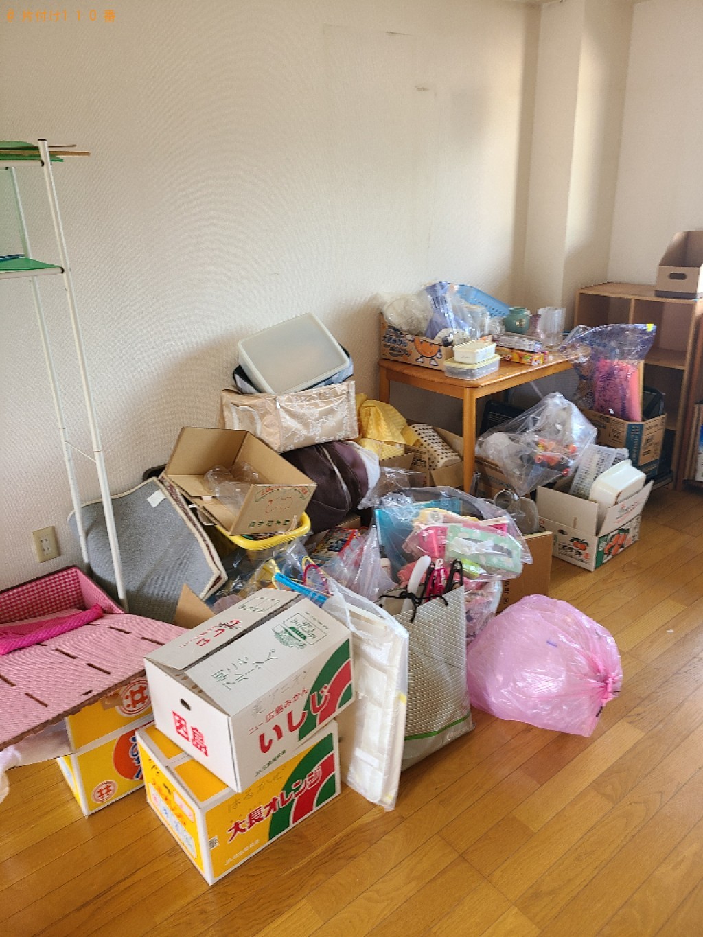 二人用ダイニングテーブル、カラーボックス、仏壇、布団等の回収